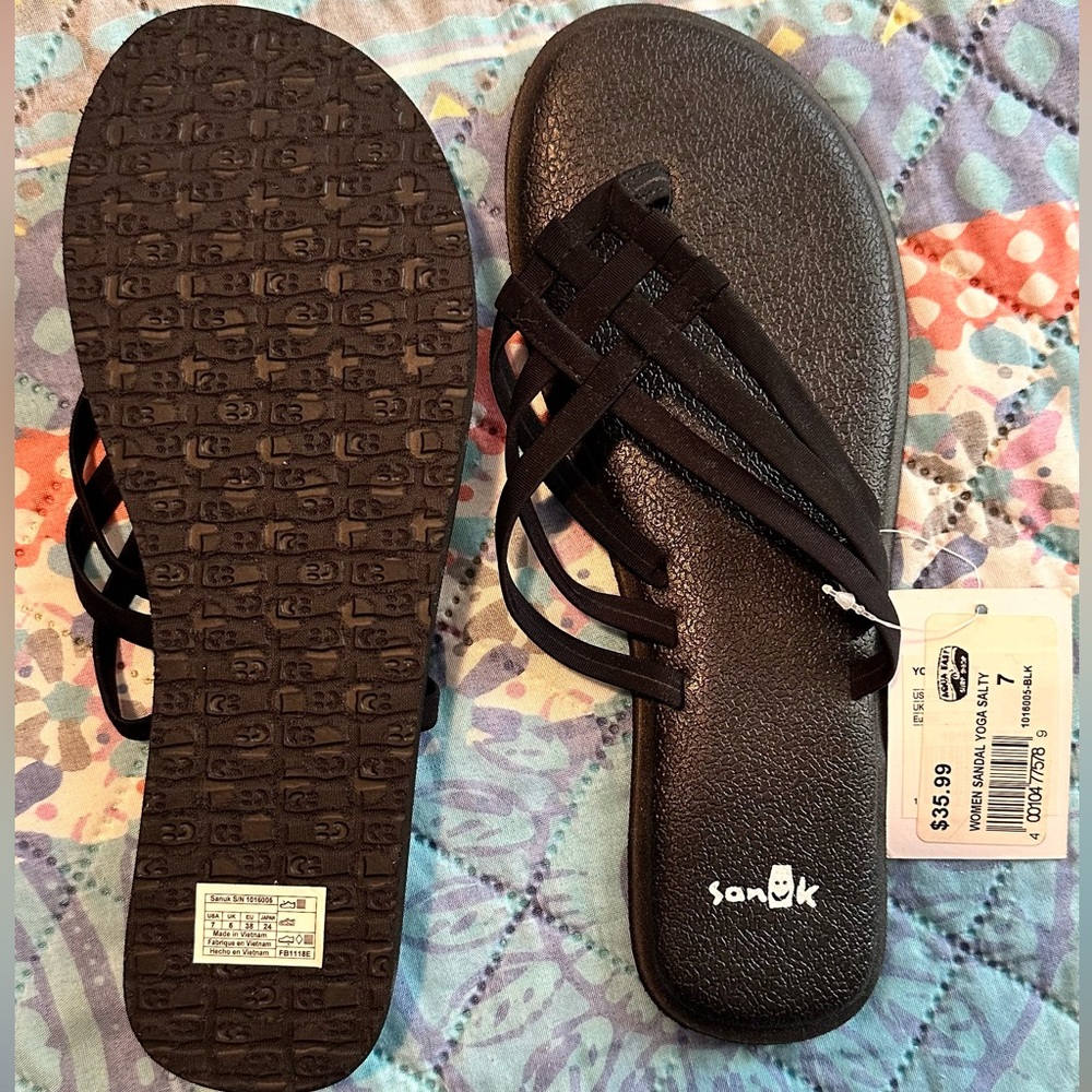 Brand new SANUK black women’s salty style yoga matt soles size 7 sandals.